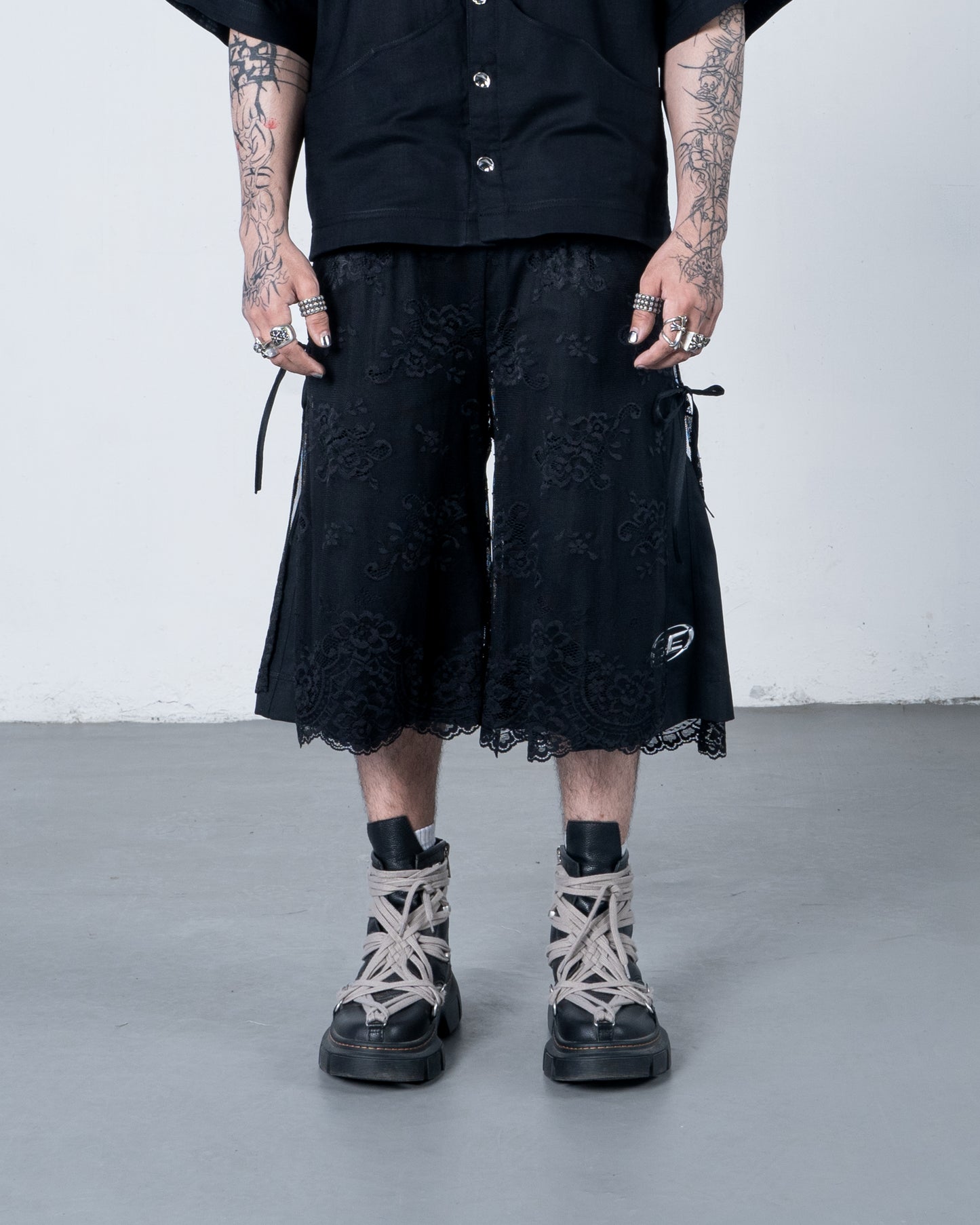 Superposición de pantalones cortos de encaje