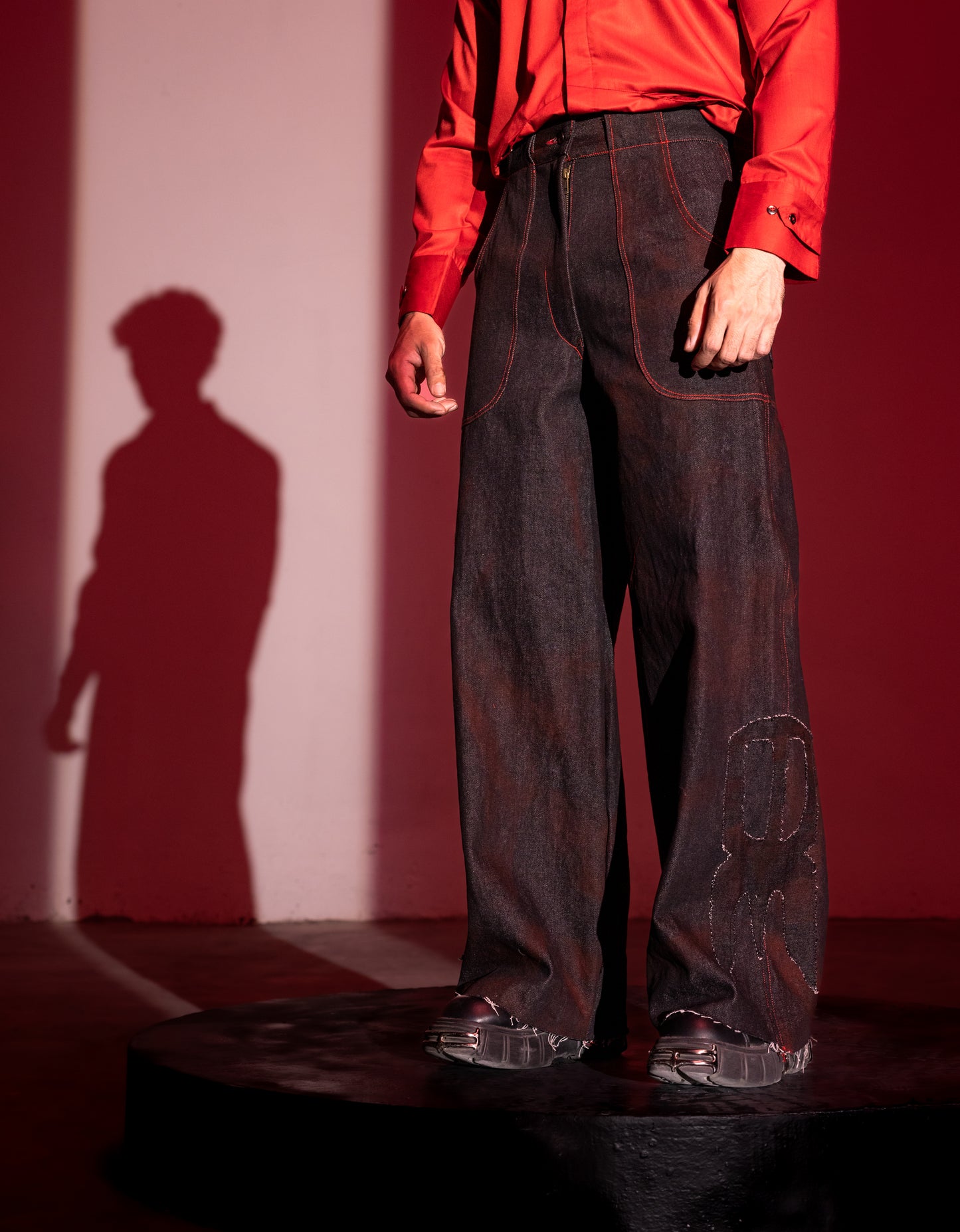 Pantalones vaqueros rojos