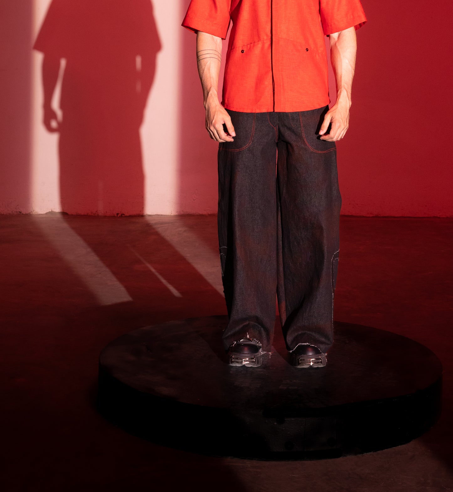 Pantalones vaqueros rojos